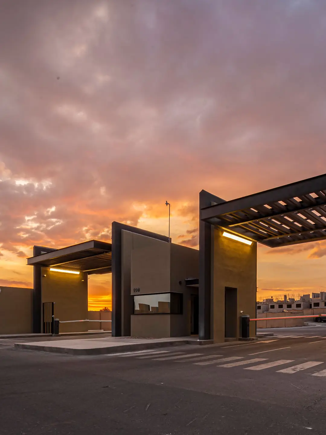 Acceso a Villas del Refugio Nogales al atardecer, departamentos nuevos en El Refugio, Querétaro