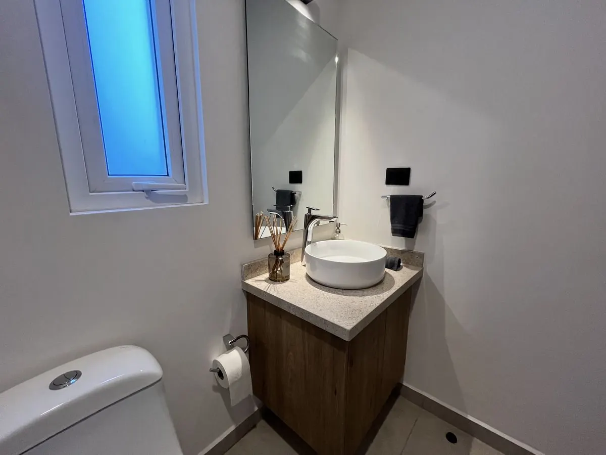 Baño completo del departamento Nogal 1 de 2 recámaras en El Refugio, Querétaro