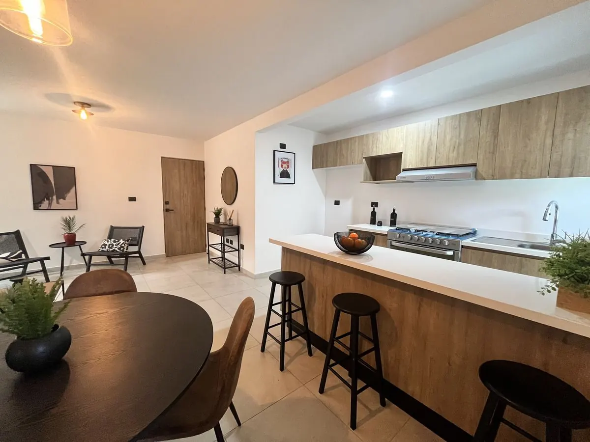 Cocina equipada con isla del departamento Nogal 1 en Villas del Refugio Nogales, Querétaro