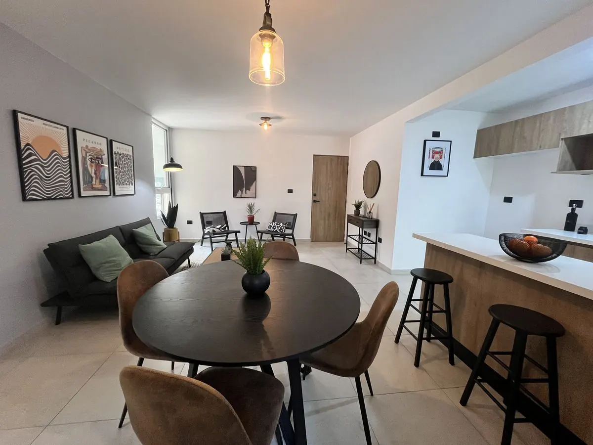 Barra de cocina y comedor del departamento Nogal 1 en El Refugio, Querétaro