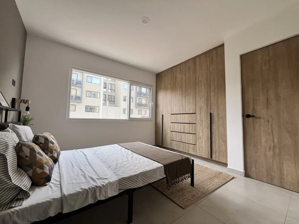 Recámara con clóset del departamento Nogal 1 en Villas del Refugio Nogales, Querétaro