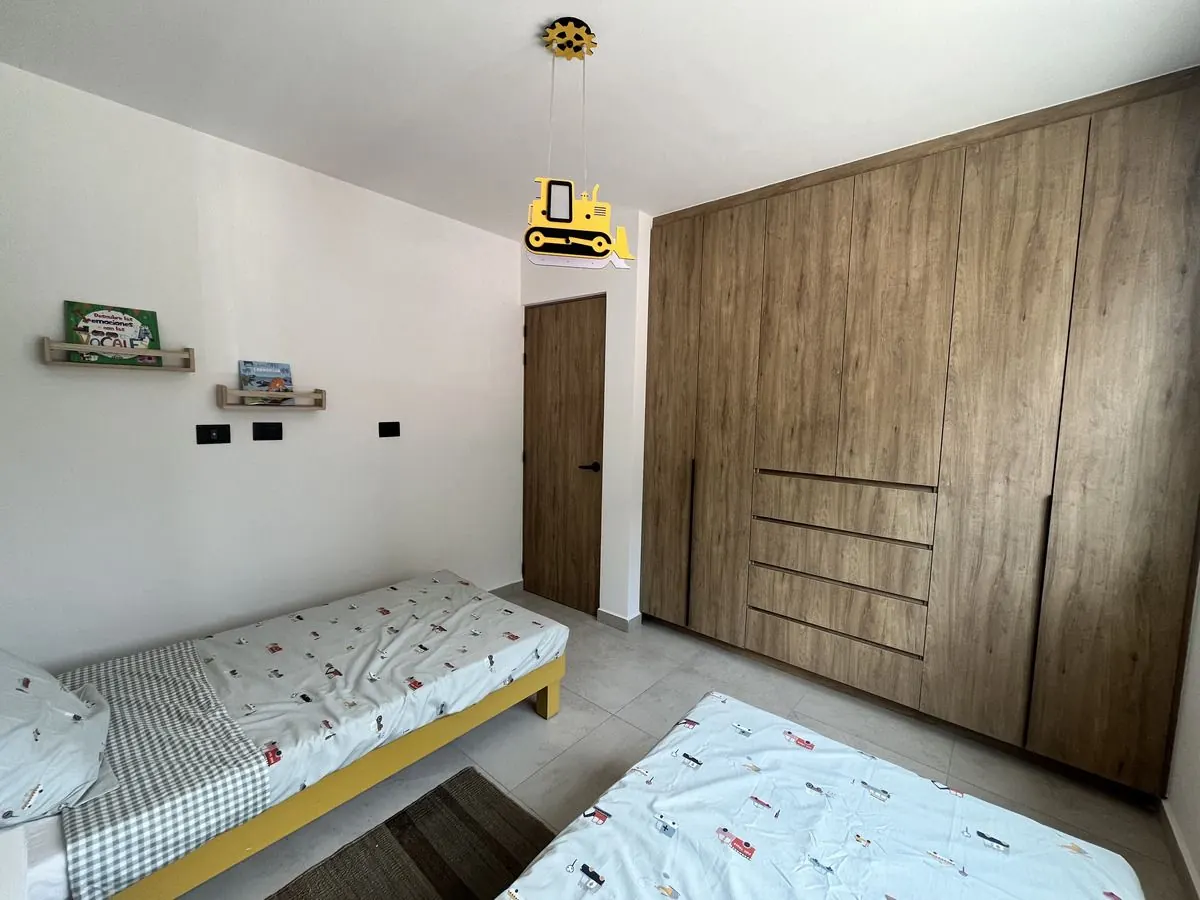 Segunda recámara con clóset de piso a techo, departamento Nogal 1 en Querétaro