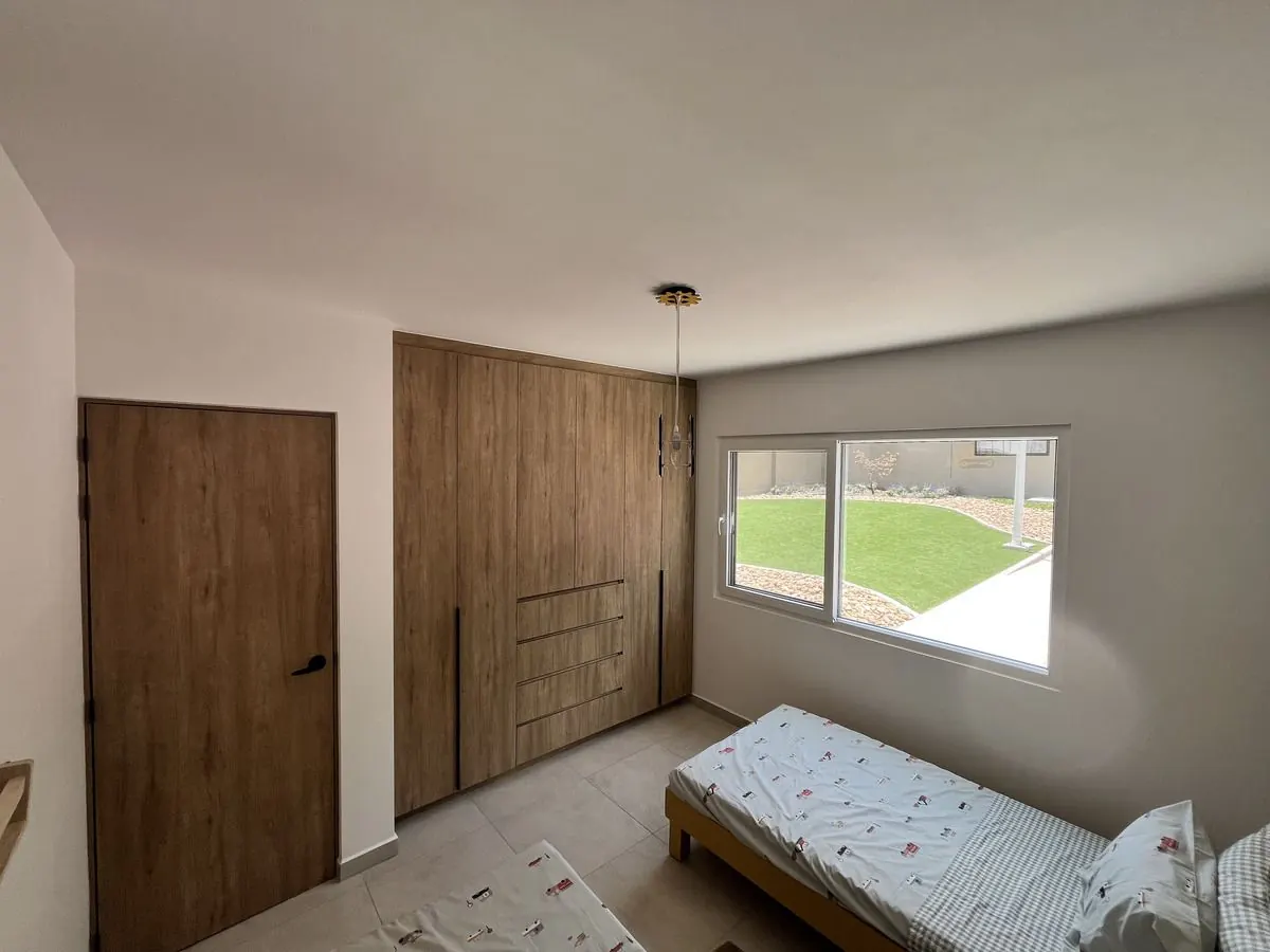 Segunda recámara con ventana del departamento Nogal 1, Villas del Refugio Nogales
